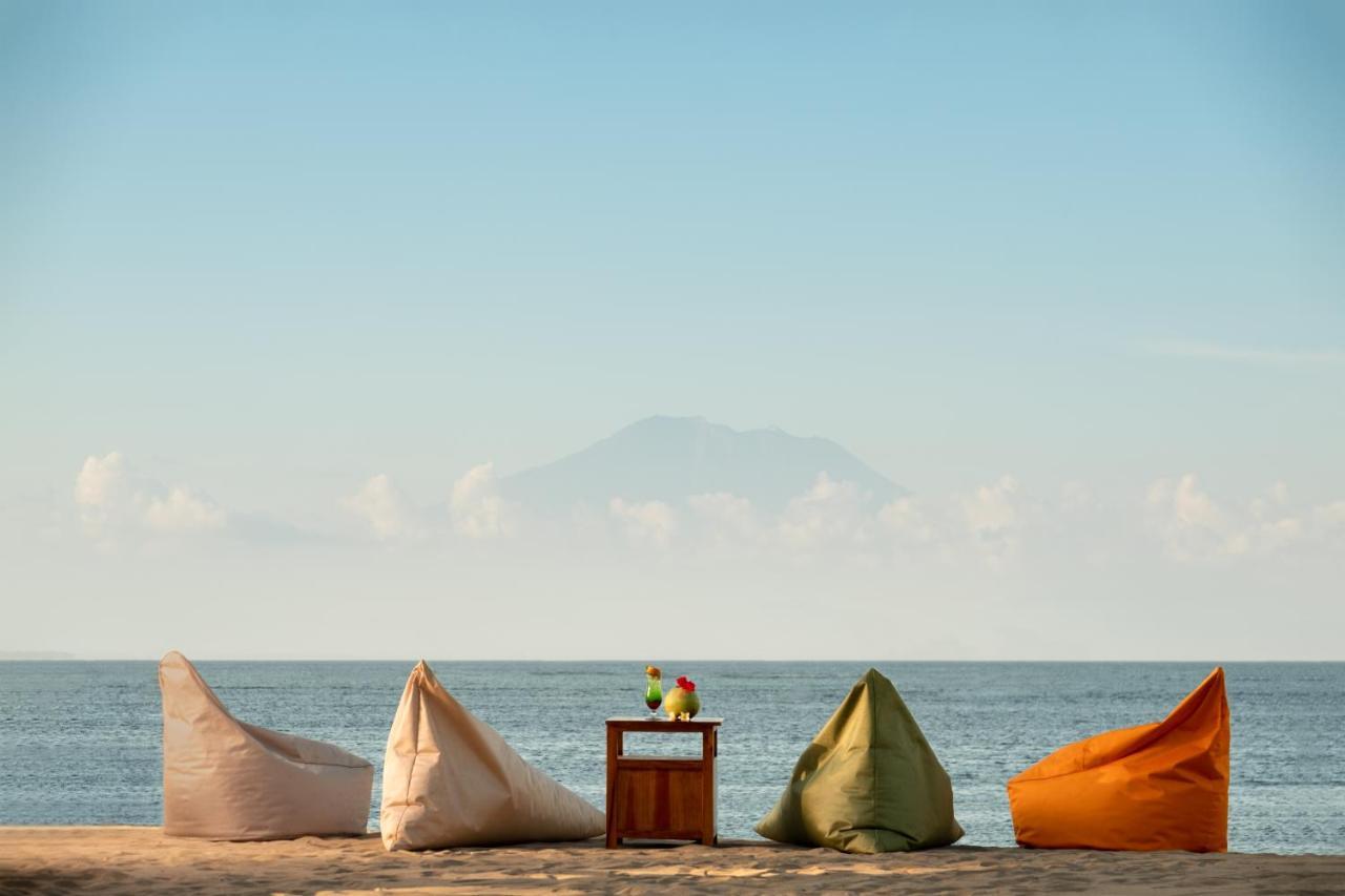 Bali Tropic Resort & Spa - Chse Certified Nusa Dua  Luaran gambar Bean bag chairs on a beach