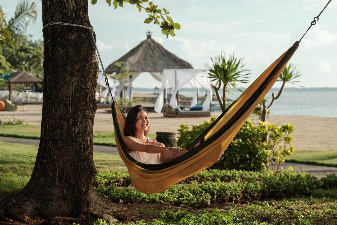Bali Tropic Resort & Spa - Chse Certified Nusa Dua  Luaran gambar A woman relaxing in a hammock